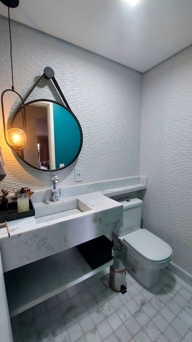 Este lavabo foi projetado para impressionar, combinando sofisticação moderna e elementos de design marcantes com bancada, cuba e  esculpida em marmore. o ambiente se destaca pelo requinte do design e iluminação cênica, agregando alto valor comercial e sofisticação.