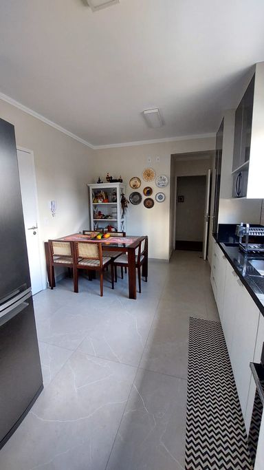 A área de refeições ganha um visual exclusivo com uma parede decorada com lindos quadros redondos, entregando um espaço acolhedor e com personalidade sem precisar de reformas.