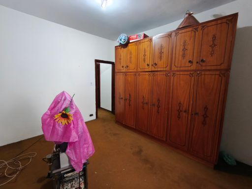 Suíte grande, com bom espaço para armarios e cama de casal. Entrega sem Mobilia.