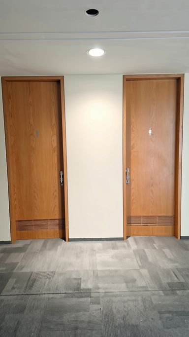 Porta dos banheiros