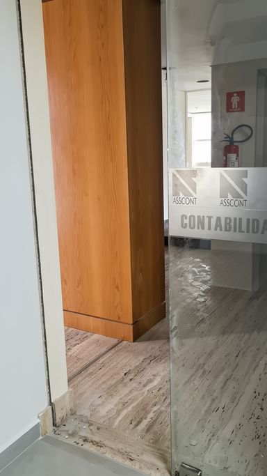 Porta de correr da entrada do Conjunto Comercial