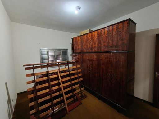 Dormitório tamanho grande, com bom espaço para armarios e cama de casal. Entrega sem Mobilia.