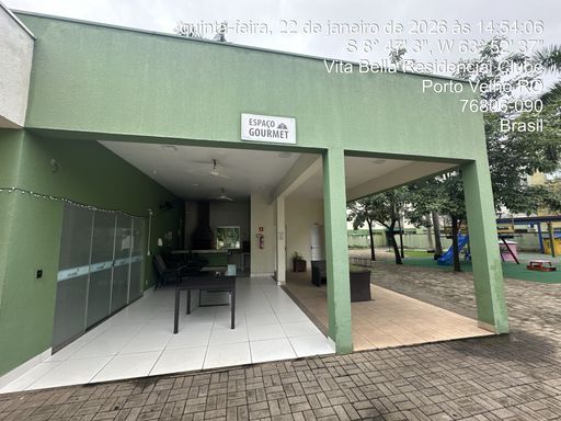 Espaço gourmet do Condomínio Vita Bella em Porto Velho RO, com bancada, churrasqueira e área coberta para lazer.