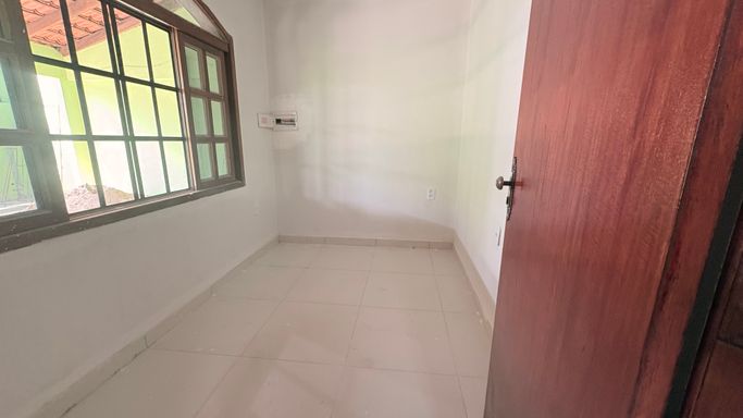 Quarto arejado com janela em madeira e vista livre para o exterior, ideal para residência familiar na zona sul de Porto Velho anunciada por imobiliária em Porto Velho