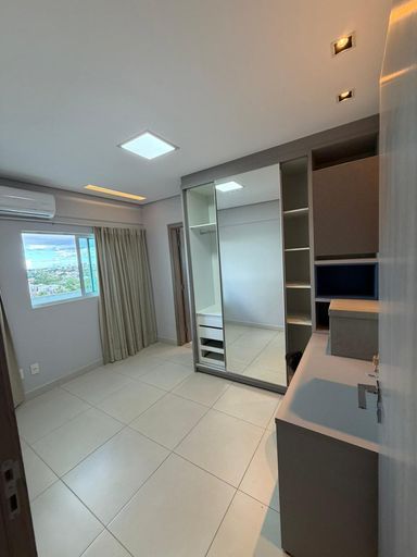 Suíte ampla com móveis planejados, excelente iluminação natural e acabamento sofisticado em apartamento de alto padrão.