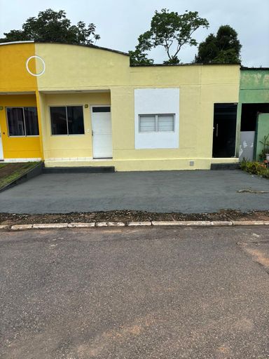 Vista externa frontal com recuo pavimentado para garagem e fachada em tons neutros, característica de imóveis de alta liquidez no bairro Bairro Novo, em Porto Velho-RO.