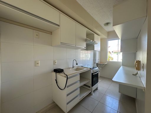 Cozinha funcional com marcenaria sob medida na cor branca, bancada de granito e revestimento cerâmico integral nas paredes no Bairro Aeroclube, em Porto Velho-RO.
