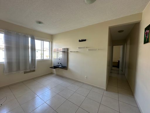 Vista da sala de estar evidenciando o bom estado de conservação das paredes e a fluidez da planta baixa no Bairro Aeroclube, em Porto Velho-RO.