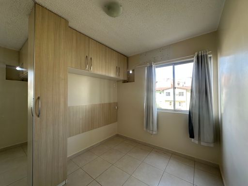 Dormitório secundário com armários suspensos e bancada de apoio, ideal para otimização em plantas de apartamentos no Bairro Aeroclube, em Porto Velho-RO.