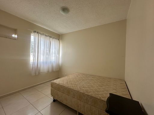 Quarto com piso cerâmico uniforme, janela com esquadria de alumínio e ventilação natural favorecida pela posição solar no Bairro Aeroclube, em Porto Velho-RO.