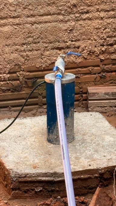 Sistema de abastecimento hídrico autônomo via poço artesiano com cavalete e registros instalados, garantindo independência operacional no Bairro Lagoinha, em Porto Velho-RO.