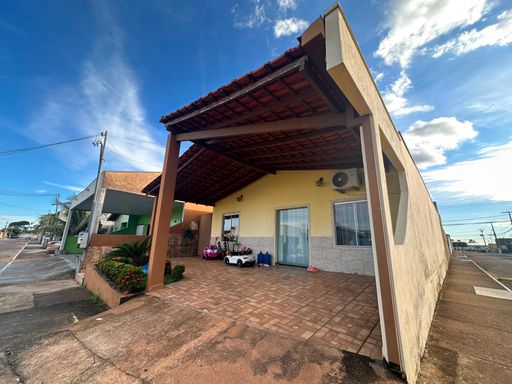 fachada de residencia com garagem e telha de barro.