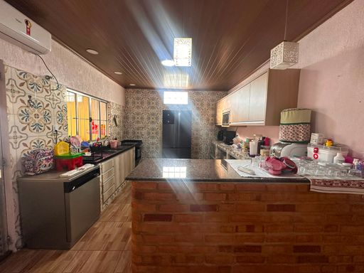 cozinha ampla com bancada e boa iluminação.