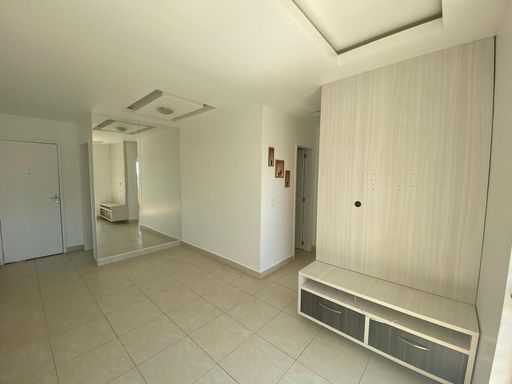 Sala de estar do imóvel no Condomínio Vita Bella em Porto Velho RO, ambiente claro, ventilado e com acabamento em gesso no teto.