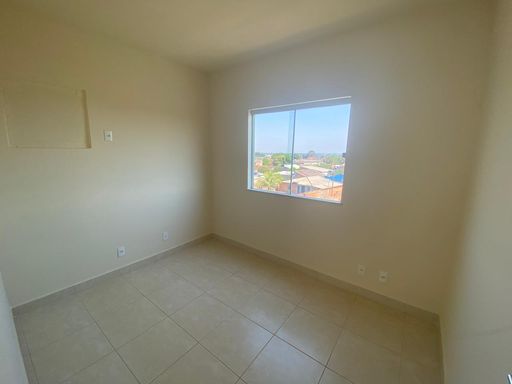 Quarto do apartamento no Condomínio Vita Bella Porto Velho RO, com janela, boa iluminação natural e piso cerâmico.