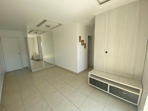 Ambiente integrado do apartamento no Condomínio Vita Bella Porto Velho RO, com sala bem iluminada, painel decorativo e acabamento moderno.