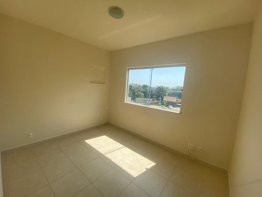 Dormitório do imóvel no Condomínio Vita Bella em Porto Velho RO, cômodo arejado, iluminado e com vista externa.