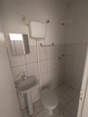 Lavabo funcional em sala comercial no Bairro Caladinho, em Porto Velho/RO. Instalação compacta com revestimento cerâmico, garantindo a infraestrutura básica necessária para o funcionamento do seu negócio na capital.