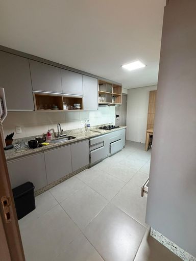 Cozinha planejada com excelente distribuição, armários sob medida e alto padrão de acabamento, ideal para quem busca praticidade e sofisticação.