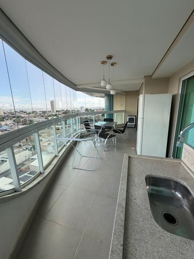 Sacada gourmet ampla com vista panorâmica da cidade, em apartamento de alto padrão no centro de Porto Velho, ideal para lazer e contemplação.