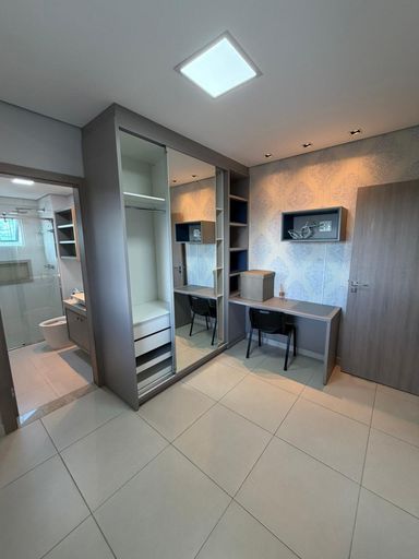 Suíte transformada em escritório com móveis planejados, ideal para home office em apartamento de luxo no centro de Porto Velho.