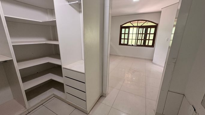 Perspectiva do closet com passagem direta para o dormitório principal nesta casa térrea na zona sul de Porto Velho, confira na imobiliária em Porto Velho