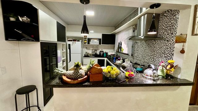 cozinha grande com marmore e fogão embutido