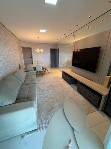 Sala de estar ampla e mobiliada em apartamento de alto padrão no centro de Porto Velho, com design moderno, iluminação sofisticada e excelente espaço para receber família e amigos.