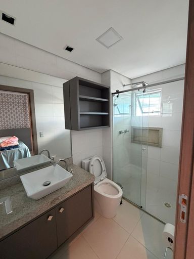 Banheiro completo com ótimo espaço interno, box em vidro e ventilação natural, garantindo conforto no dia a dia.