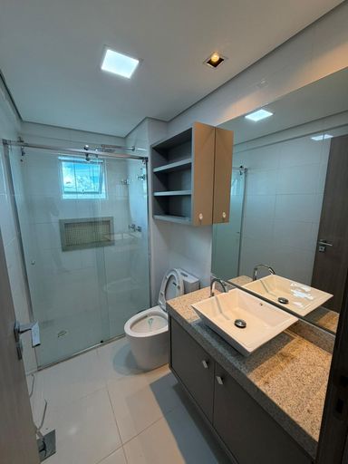Banheiro moderno com bancada em granito, armários planejados e excelente padrão de acabamento.