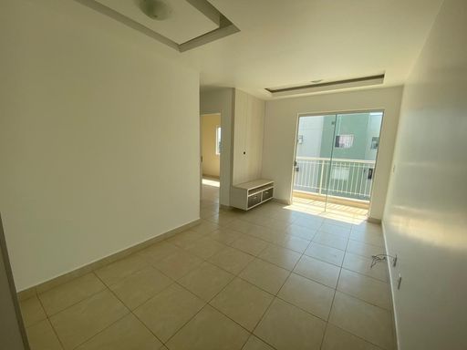 Sala ampla do apartamento no Condomínio Vita Bella Porto Velho RO, com piso cerâmico, boa iluminação natural e acesso à varanda.