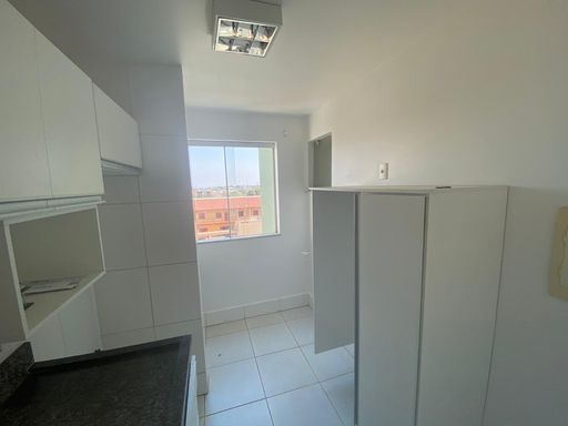 Cozinha planejada do apartamento no Condomínio Vita Bella em Porto Velho RO, com armários, bancada em granito e janela para ventilação.