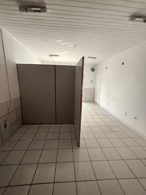 Perspectiva interna da sala comercial no Bairro Caladinho, em Porto Velho/RO. O espaço já conta com divisórias instaladas, ideal para quem precisa separar áreas de atendimento, estoque ou setor administrativo de forma imediata.
