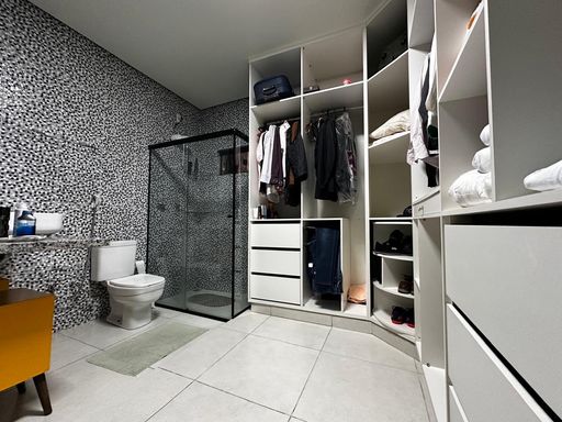 Banheiro com closet da suíte
