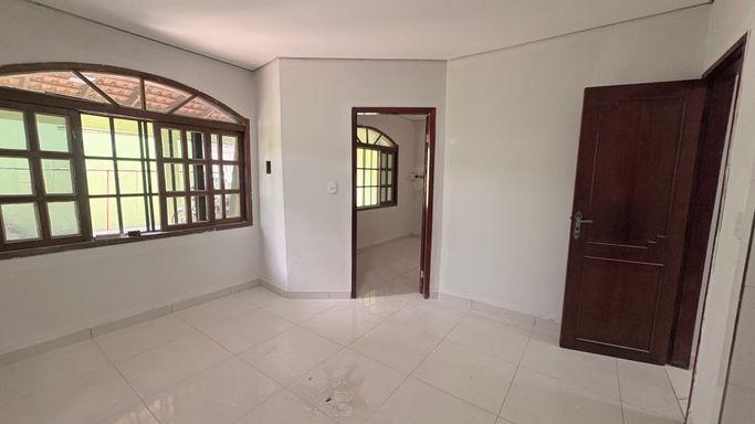 Sala de estar e jantar integrada com piso cerâmico polido claro em casa na zona sul de Porto Velho, disponível através da sua melhor imobiliária em Porto Velho.