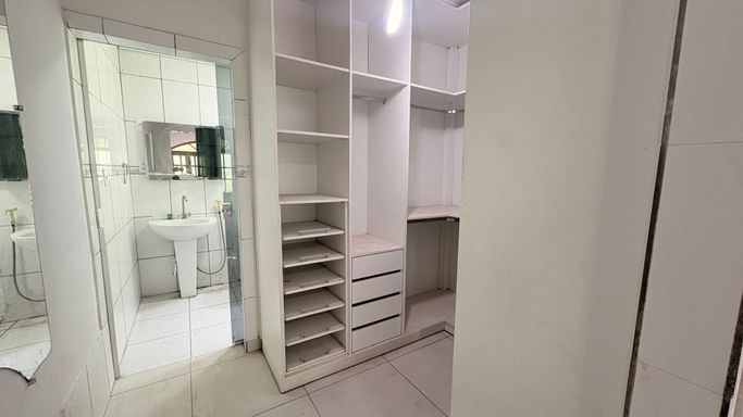Closet planejado com múltiplos nichos, gavetas e cabideiros sob medida em imóvel exclusivo na zona sul de Porto Velho pela imobiliária em Porto Velho