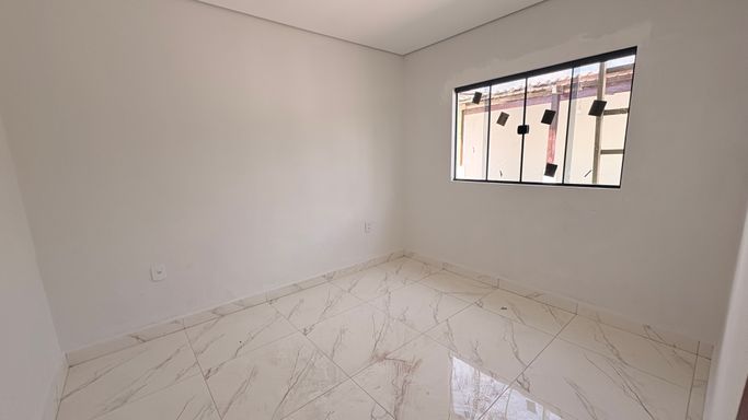 Quarto espaçoso com excelente iluminação natural, piso com padrão mármore e janela protegida por grades nesta casa na zona sul de Porto Velho via imobiliária em Porto Velho