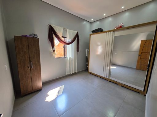 Quarto espaçoso e bem iluminado em imóvel residencial no bairro Conceição, zona sul de Porto Velho, com piso em porcelanato, janela para iluminação natural e espaço para armários.