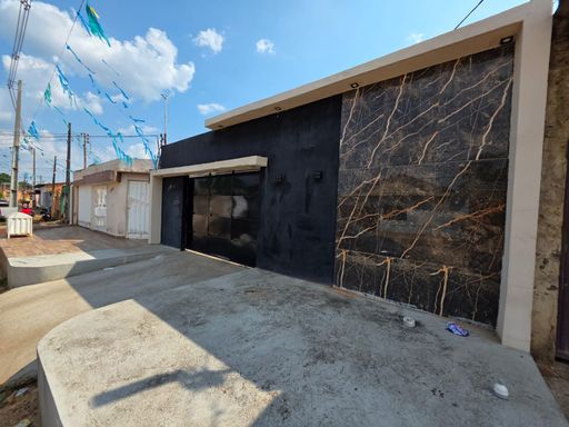 Fachada moderna de casa no bairro Conceição, zona sul de Porto Velho, com acabamento contemporâneo, revestimento de destaque e acesso frontal ao imóvel.