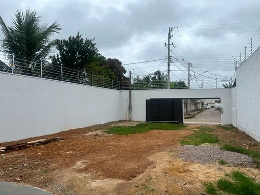 Amplo quintal privativo com solo permeável, muros perimetrais consolidados e acesso lateral para veículos no Bairro Nova Esperança, em Porto Velho-RO.