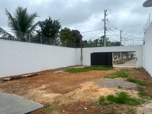 Perspectiva da área externa lateral evidenciando a segurança e o potencial para ampliação ou construção de edícula no Bairro Nova Esperança, em Porto Velho-RO.