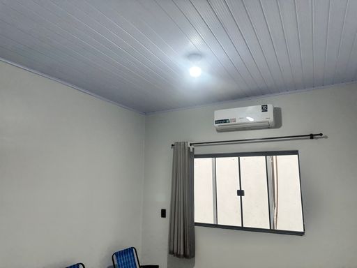 Dormitório climatizado com sistema de ar-condicionado tipo split, forro em PVC e esquadria metálica com grade de segurança no Bairro Nova Esperança, em Porto Velho-RO.