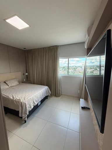 Suíte master com closet, totalmente mobiliada, com ótima iluminação natural em apartamento de alto padrão no centro de Porto Velho.