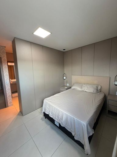 Suíte confortável com móveis planejados, acabamento moderno e excelente aproveitamento de espaço em apartamento de alto padrão em Porto Velho.