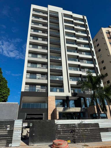 Fachada principal do edifício residencial em estágio final de acabamento, destacando a arquitetura contemporânea, linhas ortogonais bem marcadas e integração com o paisagismo frontal no Bairro Olaria, em Porto Velho-RO.