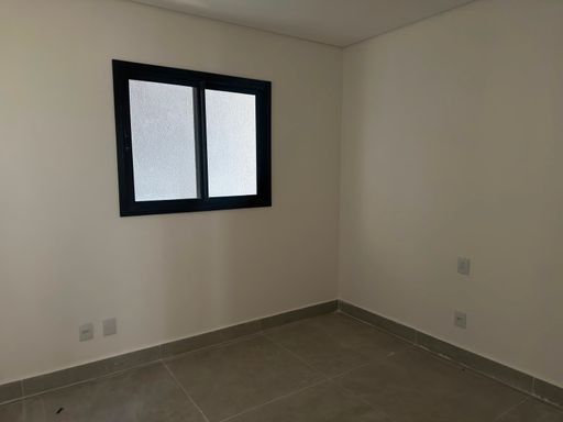 Vista panorâmica externa a partir da sacada da unidade, revelando o skyline consolidado e o potencial de valorização do entorno imediato no Bairro Olaria, em Porto Velho-RO.