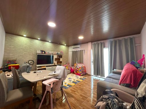 sala de estar com tv e mesa de jantar e fôrro de PVC.