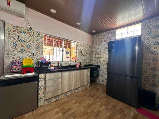 cozinha com bancada de granito e armários embutidos.