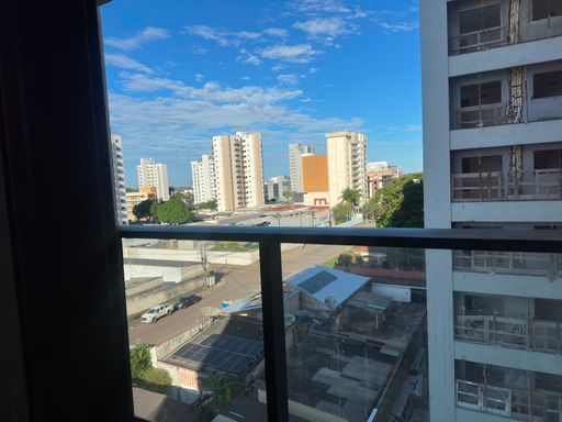 Transição de ambiente com ampla esquadria de correr em alumínio anodizado preto e vidro temperado, garantindo o máximo de aproveitamento de iluminação natural e integração com a sacada no Bairro Olaria, em Porto Velho-RO.
