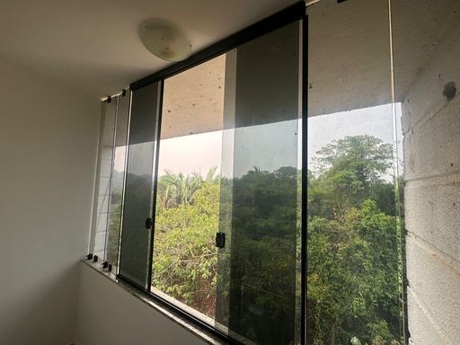 Janela ampla com vista para vegetação e excelente entrada de luz natural, diferencial importante para quem busca imóvel agradável no Bairro Novo.